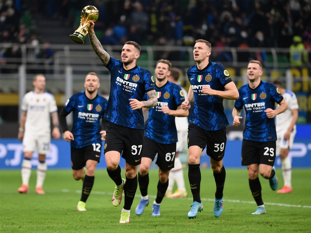 战报速递:利物浦夺联杯桂冠,皇马国米积分榜领航 国际米兰一路领跑:意甲冠军的较量加速升级