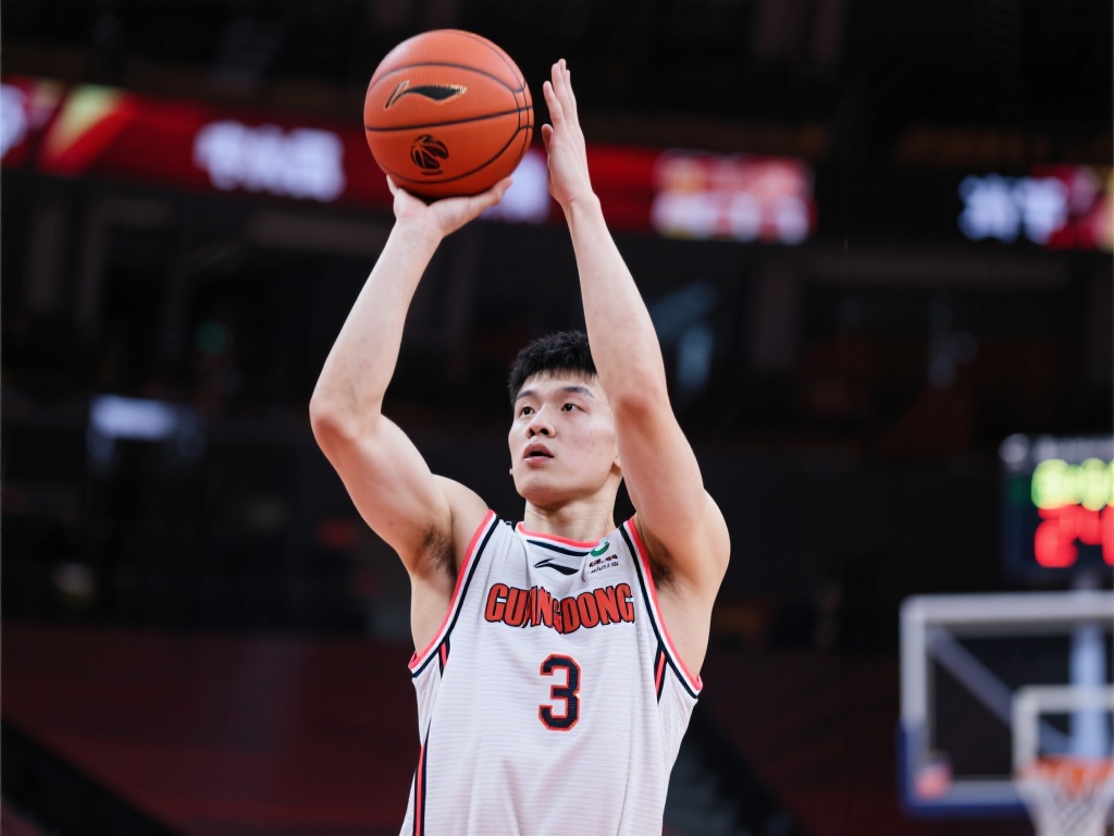 胡明轩持球急停后撤,城名之下稳射三分 精准投射技术:命中关键球离不开精准的投篮