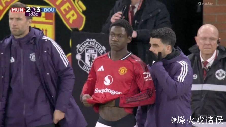 梅努哥哥现身梦剧场穿“放梅努离队”T恤引热议 梅努哥哥现身梦剧场穿“放梅努离队”T恤引热议