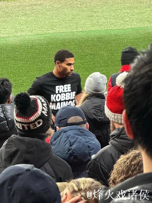 梅努哥哥现身梦剧场穿“放梅努离队”T恤引热议 梅努哥哥现身梦剧场穿“放梅努离队”T恤引热议