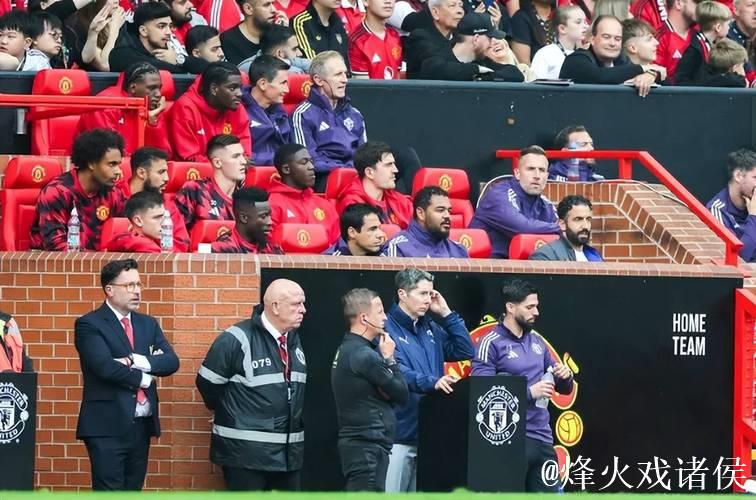 梅努哥哥现身梦剧场穿“放梅努离队”T恤引热议 梅努哥哥现身梦剧场穿“放梅努离队”T恤引热议